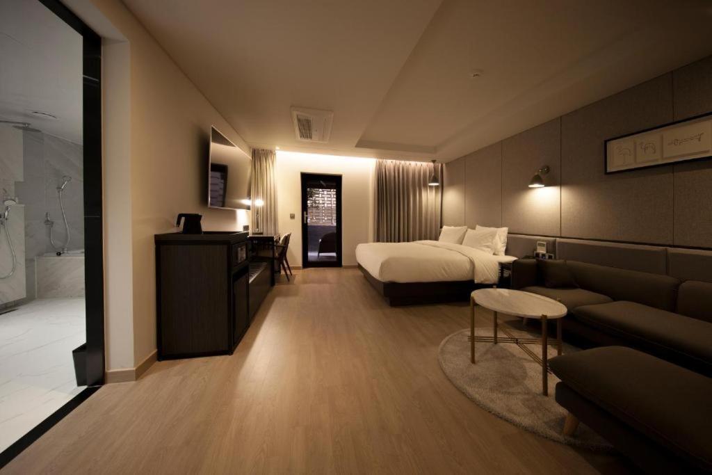 Hound Hotel Yeonsan Busan Exterior photo