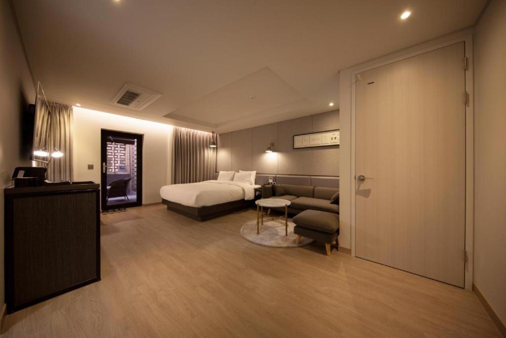 Hound Hotel Yeonsan Busan Exterior photo