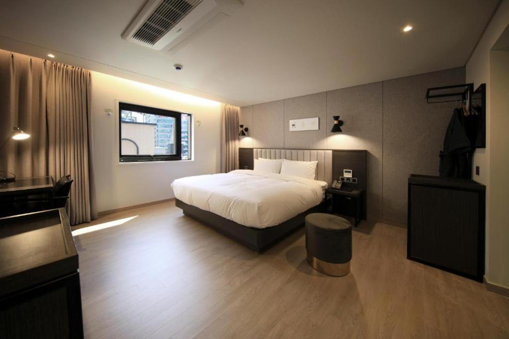 Hound Hotel Yeonsan Busan Exterior photo